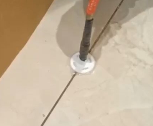 沧州瓷砖空鼓维修公司专业解答瓷砖在铺贴过程中，如果没有涂抹均匀到位的粘结材料（如水泥砂浆或瓷砖胶），可能会导致以下问题