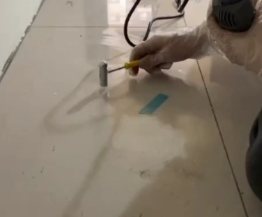 沧州瓷砖开裂维修公司专业分享瓷砖在铺贴前如果没有沥干水分，将会导致以下问题